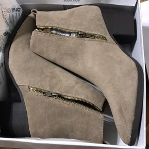 NIB half zipper pointed toe booties